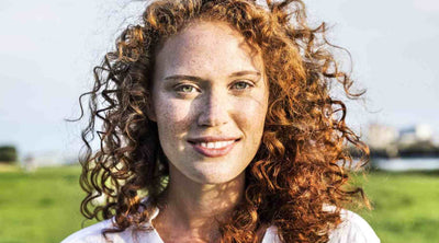 العناية بالشعر الكيرلي: نصائح للحفاظ على تجاعيد صحية وجميلة