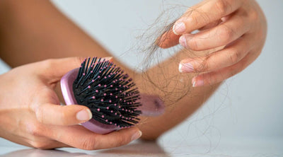 ماهي اسباب تساقط الشعر؟ ما العوامل التي تؤدي إلى تساقطه وكيفية الحد منه