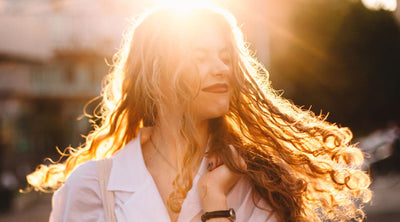 هل تعلمي أن تعرضك للشمس في فصل الصيف يتلف شعرك!!! تعرفي على أفضل طرق لحماية شعرك من أشعة الشمس