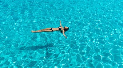 هل يمكنني ارتداء باروكة أثناء السباحة؟