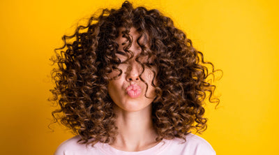 الطريقة الصحيحة للعناية بـ باروكة شعر طبيعي الكيرلي