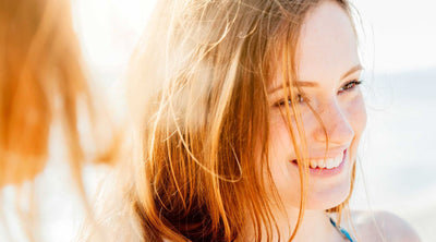 لماذا تُفتح أشعة الشمس لون الشعر بينما تُغمق لون البشرة؟